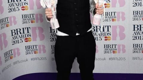 Ed Sheeran con sus dos estatuillas