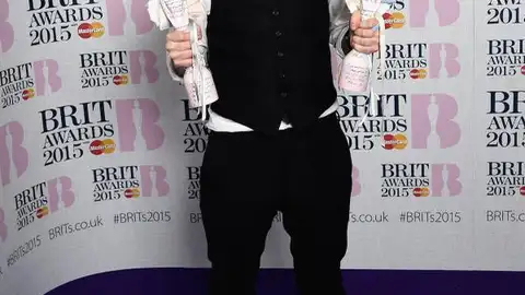 Ed Sheeran con sus dos estatuillas Ed Sheeran con sus dos estatuillas