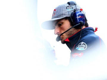 Carlos Sainz en el box de Toro Rosso