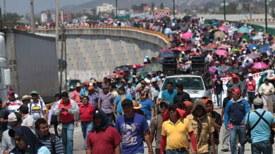 Miles de personas piden justicia en México con los estudiantes desaparecidos hace 5 meses