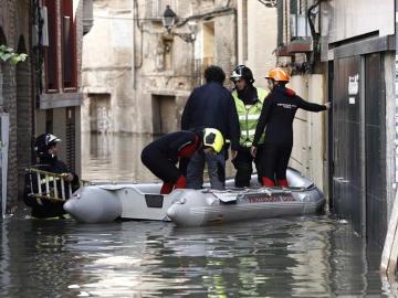 Un bombero accede a un bar del casco viejo de la ciudad de Tudela