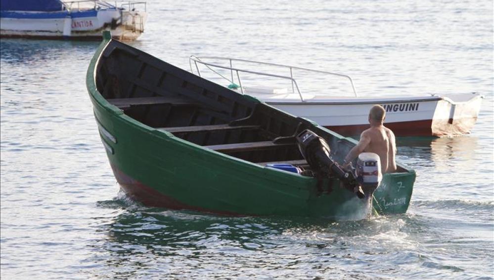 Una patera en la playa de Las Cucharas, Lanzarote.