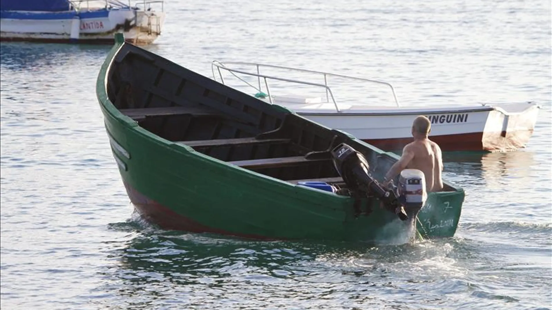 Una patera en la playa de Las Cucharas, Lanzarote. Una patera en la playa de Las Cucharas, Lanzarote.