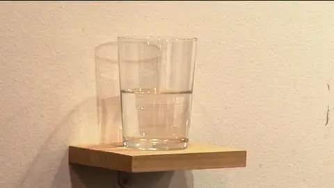 Un vaso de agua medio lleno entre las obras más controvertidas de ARCO 2015 Un vaso de agua medio lleno entre las obras más controvertidas de ARCO 2015