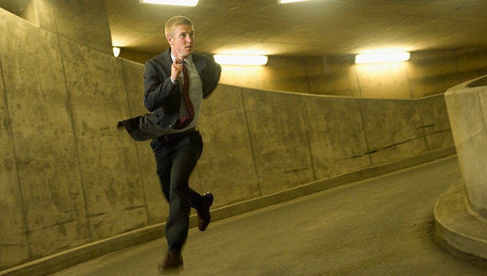Un hombre corre en el interior de un t&uacute;nel.