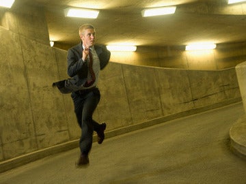 Un hombre corre en el interior de un túnel.