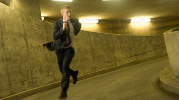 Un hombre corre en el interior de un túnel.
