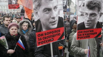 La oposición rusa sale a la calle en protesta de la muerte de Borís Nemstov