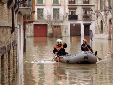 Efectivos de Protección Civil se desplazan en zodiac por Tudela (Navarra).