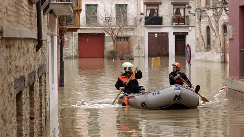 Efectivos de Protección Civil se desplazan en zodiac por Tudela (Navarra). Efectivos de Protección Civil se desplazan en zodiac por Tudela (Navarra).