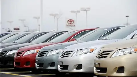 Vehículos en un concesionario. Vehículos en un concesionario.