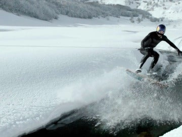 Brian Grubb se desliza sobre el agua y la nieve al mismo tiempo Brian Grubb se desliza sobre el agua y la nieve al mismo tiempo