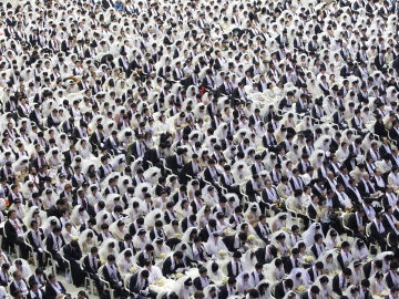 3.800 parejas contraen matrimonio en una boda multitudinaria en Corea del Sur 3.800 parejas contraen matrimonio en una boda multitudinaria en Corea del Sur