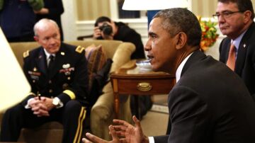 Barack Obama conversa con el secretario de Defensa
