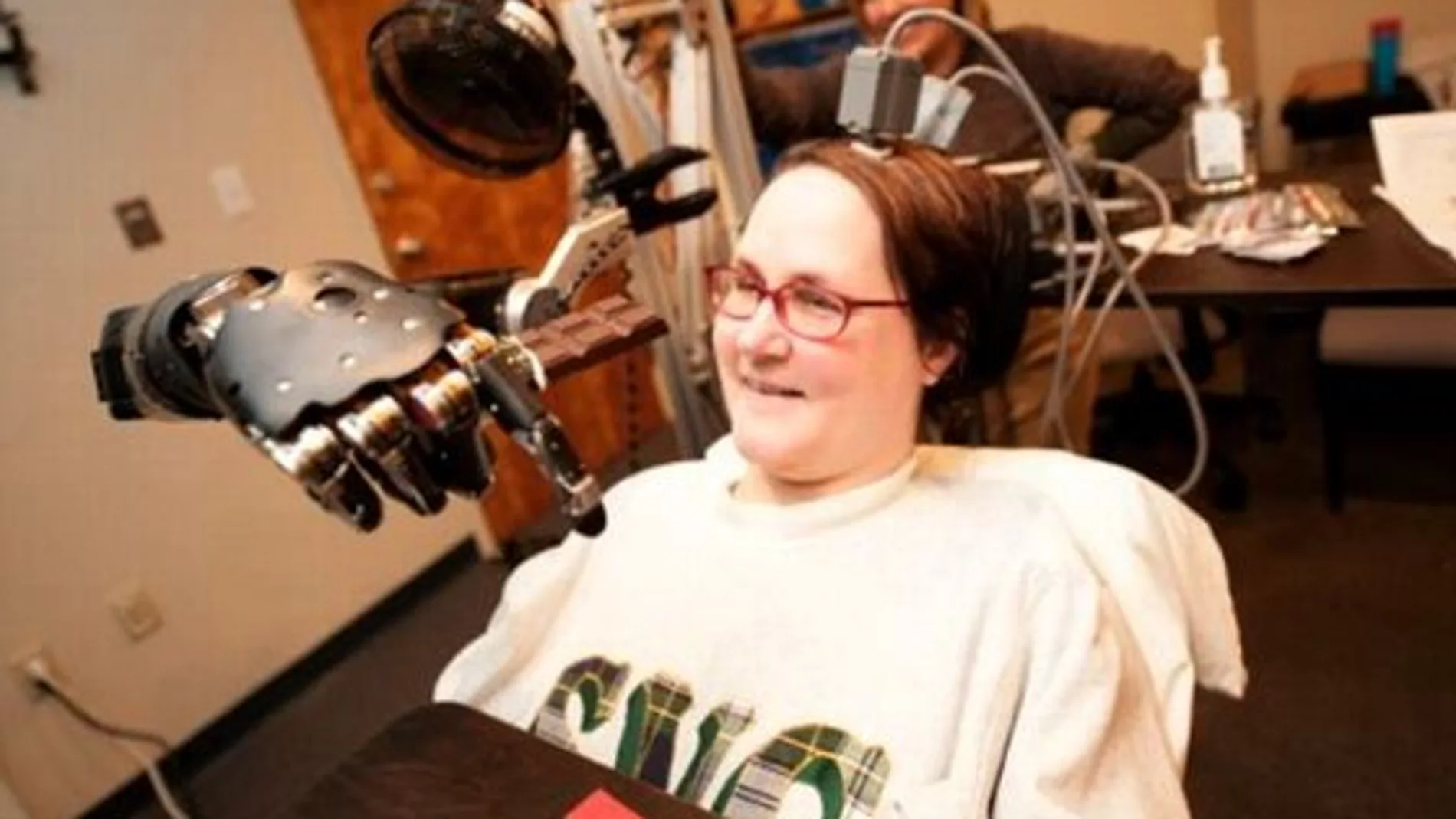 Jan Scheuermann controlando un robot con la mente Jan Scheuermann controlando un robot con la mente