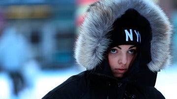 Una joven pasea por Nueva York