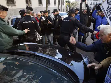Preferentistas golpean el coche de Miguel Blesa a la salida del TSJM Preferentistas golpean el coche de Miguel Blesa a la salida del TSJM