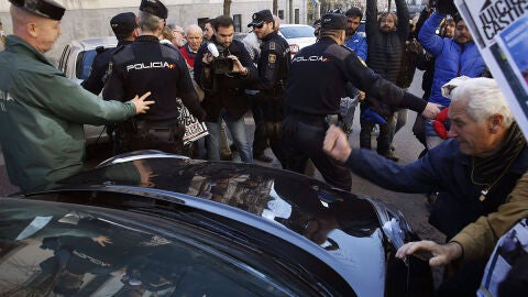 Preferentistas golpean el coche de Miguel Blesa a la salida del TSJM