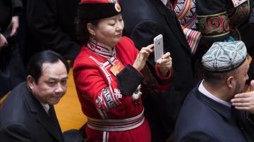 Una diputada china utiliza su smartphone