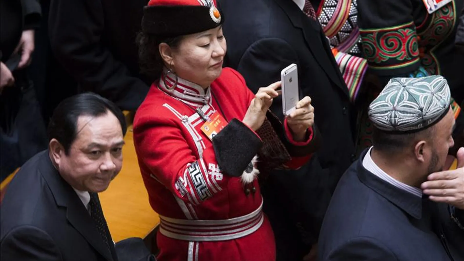 Una diputada china utiliza su smartphone Una diputada china utiliza su smartphone