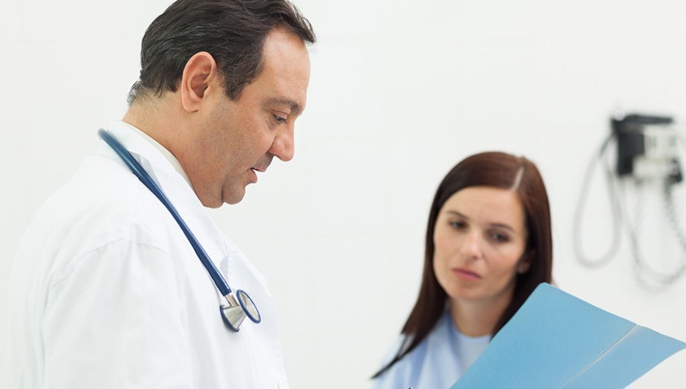 Un doctor con su paciente