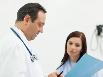 Un doctor con su paciente Un doctor con su paciente
