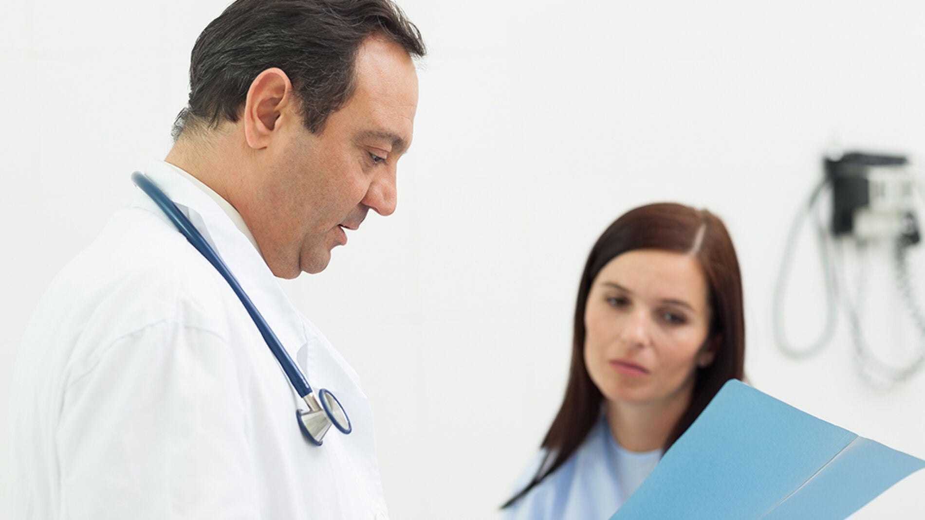 Un doctor con su paciente