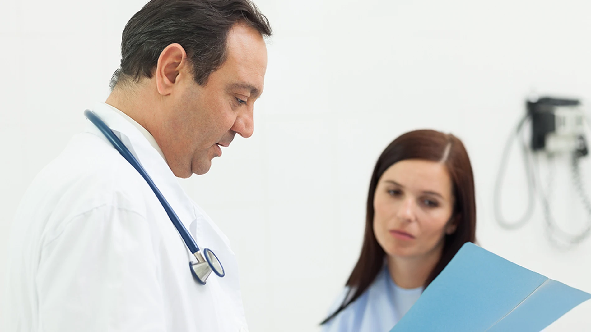 Un doctor con su paciente Un doctor con su paciente