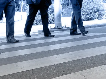 Hombres cruzando por un paso de cebra Hombres cruzando por un paso de cebra