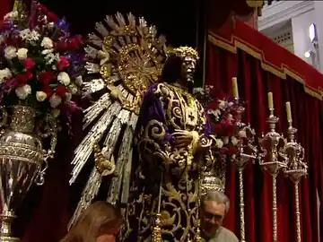 Largas colas de feligreses pese al frío para el besapié al Cristo de Medinaceli Largas colas de feligreses pese al frío para el besapié al Cristo de Medinaceli