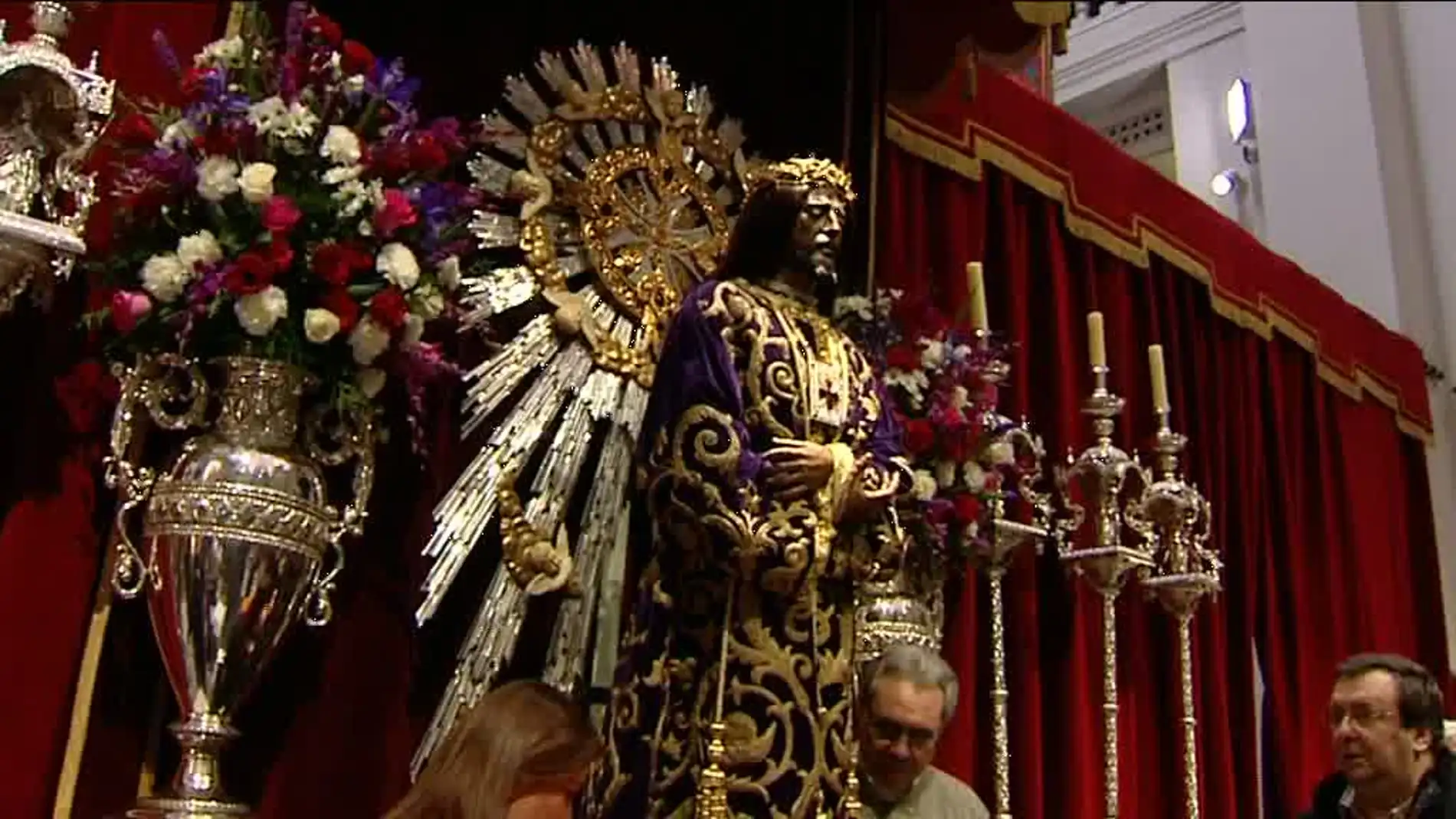 Largas colas de feligreses pese al frío para el besapié al Cristo de Medinaceli Largas colas de feligreses pese al frío para el besapié al Cristo de Medinaceli
