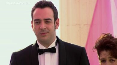 Salva intenta acercarse a los padres de Gloria que ni le miran a la cara