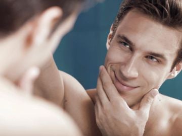 Hombre mirándose al espejo Hombre mirándose al espejo