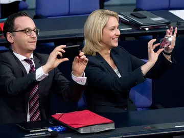 La ministra de Familia alemana, Manuela Schwesig, y el ministro de Justicia y Protección del Consumidor, Heiko Maas La ministra de Familia alemana, Manuela Schwesig, y el ministro de Justicia y Protección del Consumidor, Heiko Maas