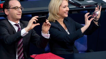 La ministra de Familia alemana, Manuela Schwesig, y el ministro de Justicia y Protección del Consumidor, Heiko Maas