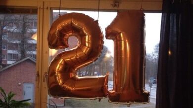 Confunden unos globos de 21 cumpleaños con las siglas del Estado Islámico 'IS'