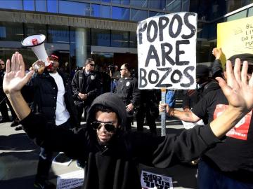 Manifestación por la muerte de un joven negro a manos de la policía