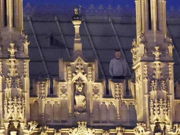 Hombre en el techo del Parlamento británico