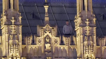 Hombre en el techo del Parlamento británico
