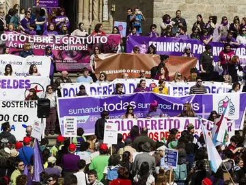 Españoles salen a la calle para reivindicar la posición de la mujer Españoles salen a la calle para reivindicar la posición de la mujer