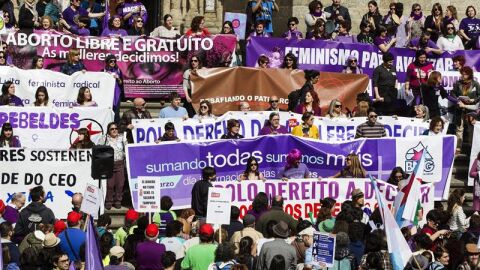 Espa&ntilde;oles salen a la calle para reivindicar la posici&oacute;n de la mujer