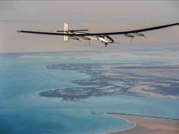 El avión Solar Impulse II durante un vuelo de prueba en Abu Dabi 