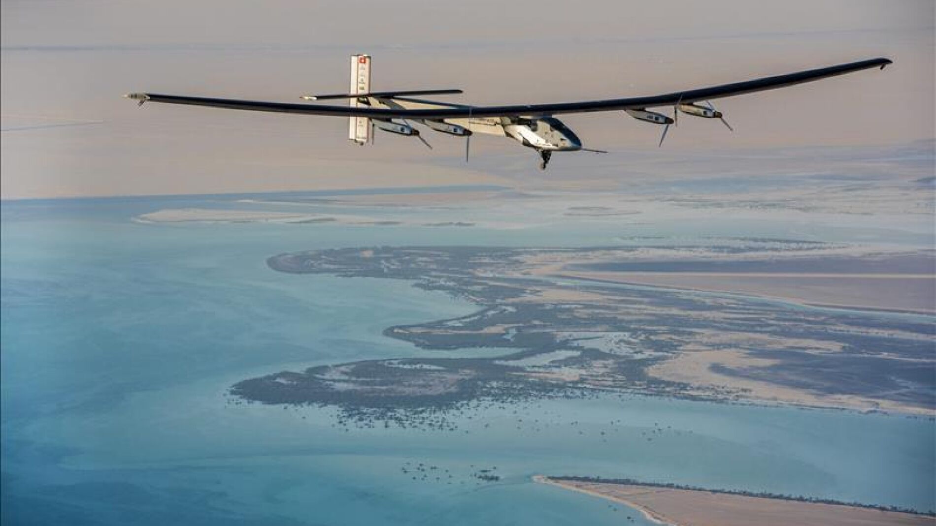 El avi&oacute;n Solar Impulse II durante un vuelo de prueba en Abu Dabi 