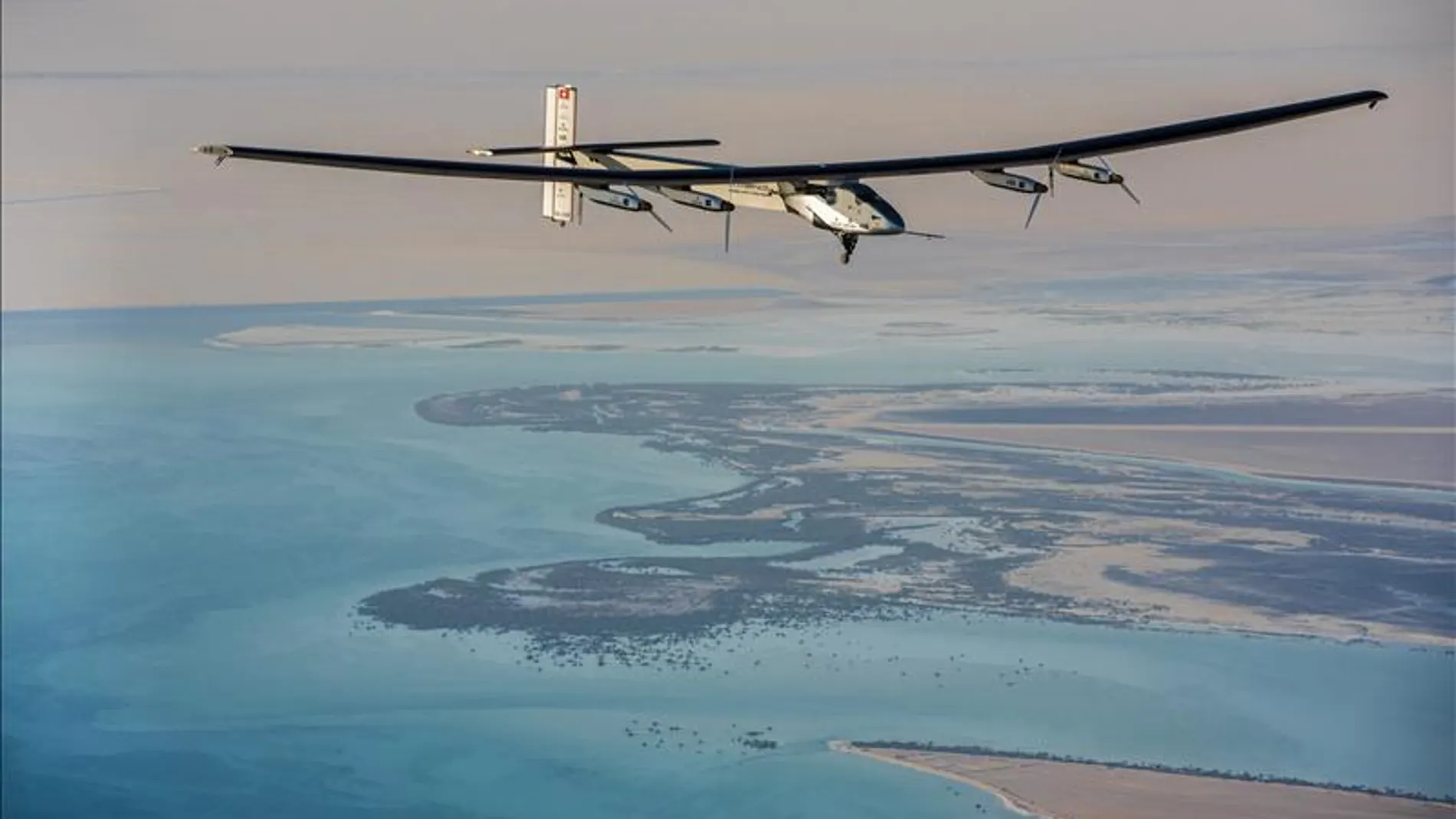 El avión Solar Impulse II durante un vuelo de prueba en Abu Dabi El avión Solar Impulse II durante un vuelo de prueba en Abu Dabi