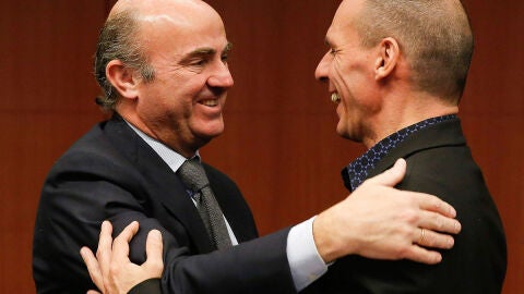 Luis de Guindos saluda a Yanis Varoufakis