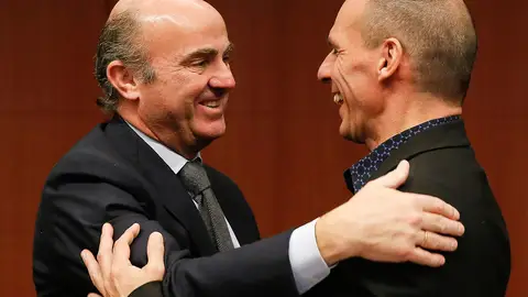 Luis de Guindos saluda a Yanis Varoufakis Luis de Guindos saluda a Yanis Varoufakis
