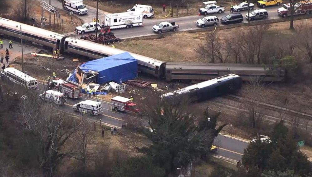 Un tren descarrila al chocar con un camión en Carolina del Norte