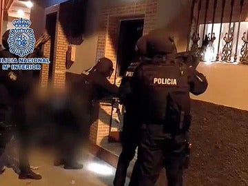 Agentes de la Policía Nacional realizan el registro a un domicilio Agentes de la Policía Nacional realizan el registro a un domicilio