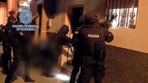 Agentes de la Polic&iacute;a Nacional realizan el registro a un domicilio