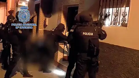 Agentes de la Policía Nacional realizan el registro a un domicilio Agentes de la Policía Nacional realizan el registro a un domicilio